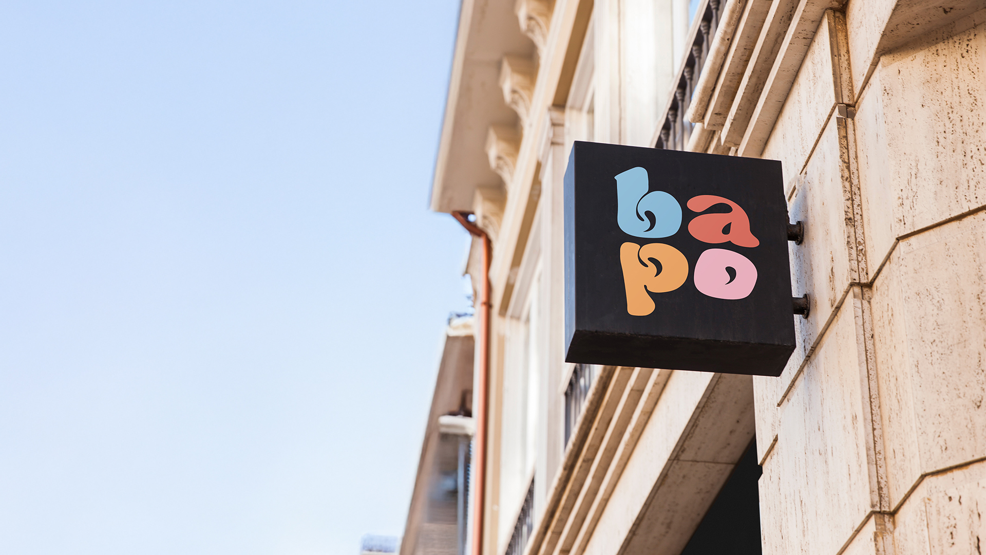 BAPO Creative Studio celostna grafična podoba prikazana na modernem urbanem signu v mestu kot del prepoznavne vizualne identitete in branding projekta.