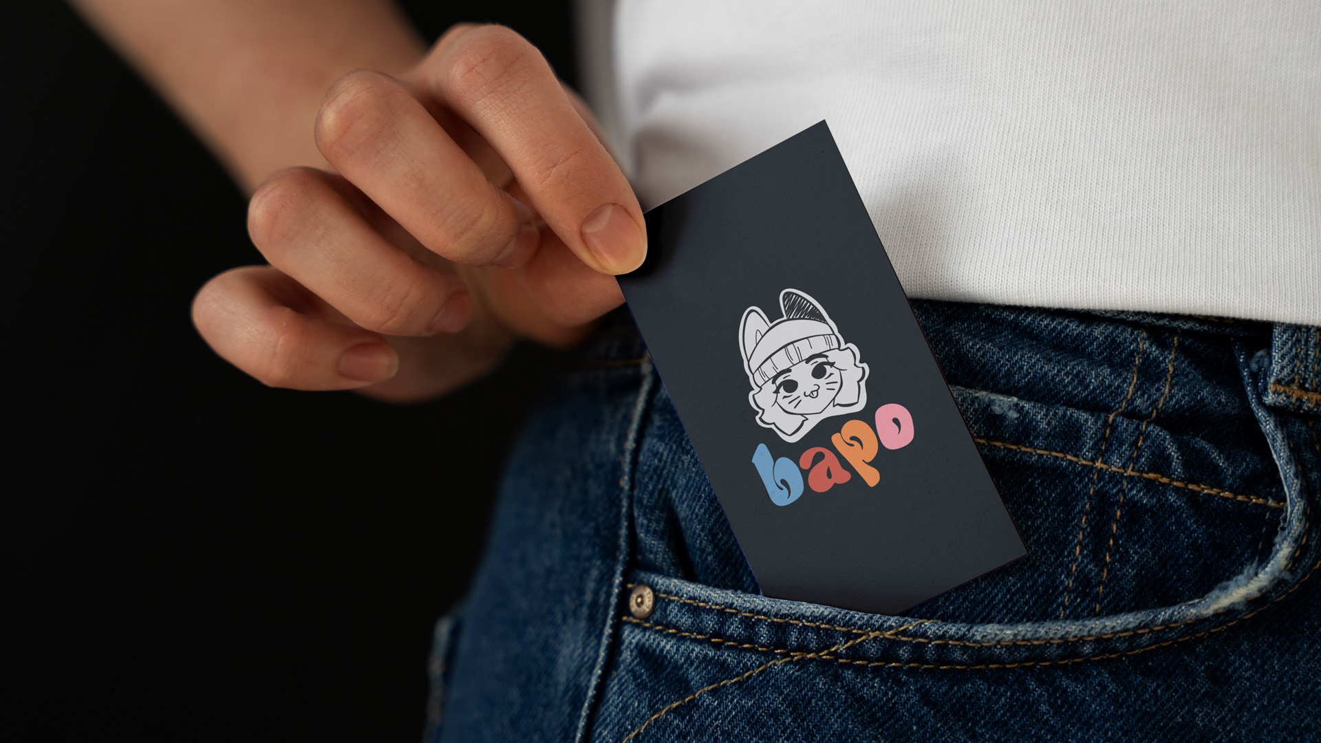 Vizitka za BAPO Creative Studio z elementi celostne grafične podobe, tipografije in moderne vizualne identitete kreativnega studia.